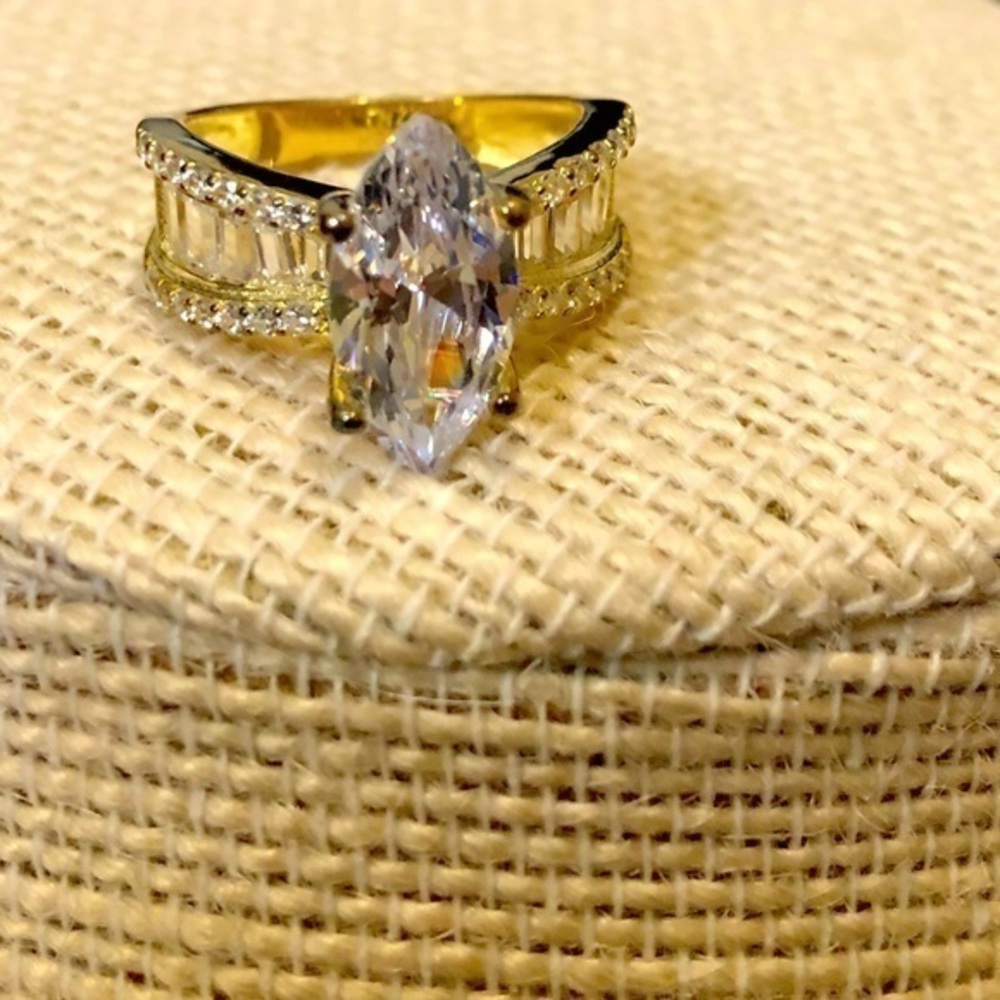 NIB Cubic Zirconia Marquise Engagement Ring Set - Picture 2 of 6